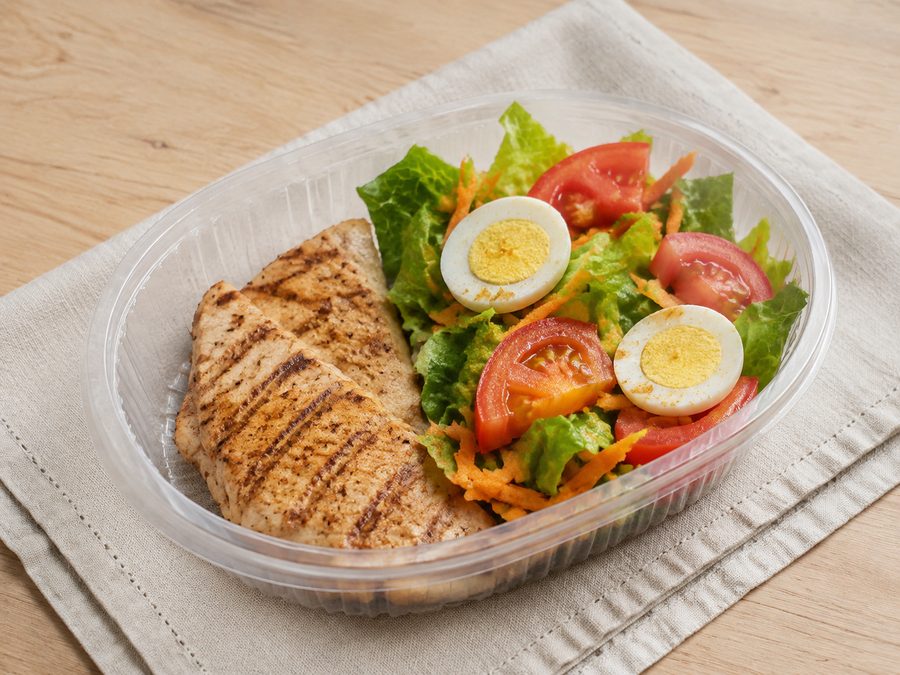 Pollo grillado con ensalada
