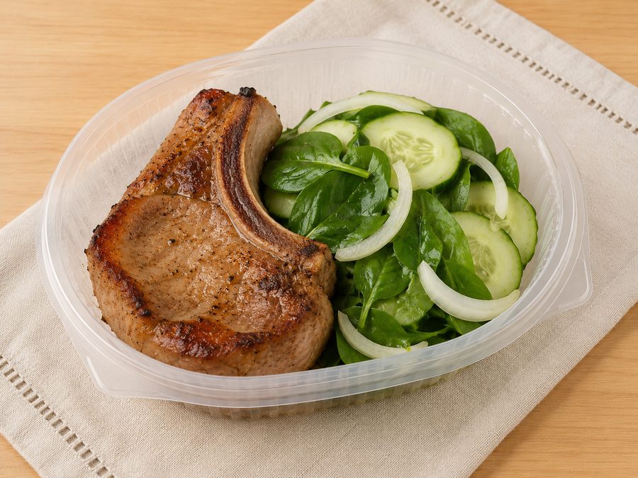 Costeleta de cerdo con ensalada